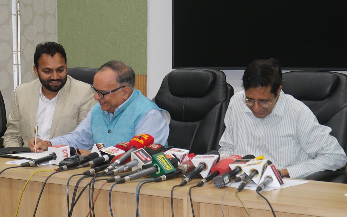 Prof V Kamakoti, Director, IIT Madras, & Prof Rajeev Ahuja, Director, IIT Ropar, signing the MoU at IIT-M Campus 